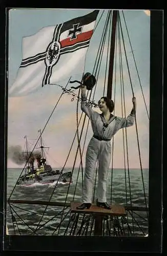 AK Frau winkt auf einem Kriegsschiff, Reichskriegsflagge