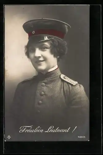 AK Fräulein Leutnant - Frau in Uniform