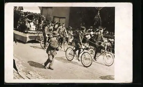 AK Fahrradfahrer ziehen einen Festwagen