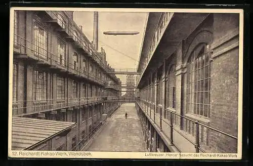 AK Hamburg-Wandsbek, Zeppelin Hansa fährt über das Reichardt-Kakao-Werk