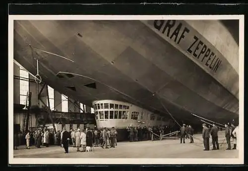 AK Friedrichshafen, Luftschiff LZ 127 Graf Zeppelin startbereit in der Halle, Schaulustige an der Kanzel