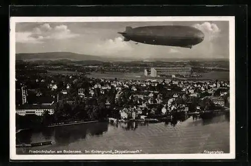 AK Friedrichshafen a. B., Gesamtansicht mit Luftschiff LZ127 Graf Zeppelin, Im Hintergrund Zeppelinwerft