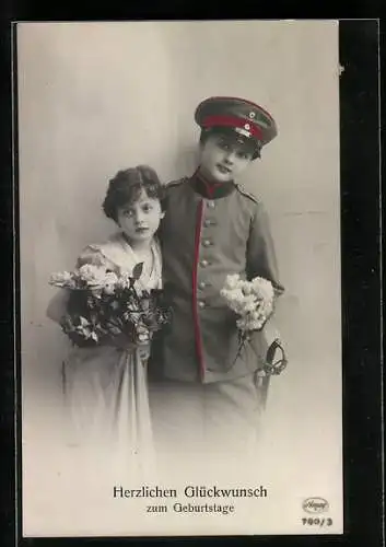 AK Kleiner Soldat und Mädchen mit Blumen, Geburtstagsgruss