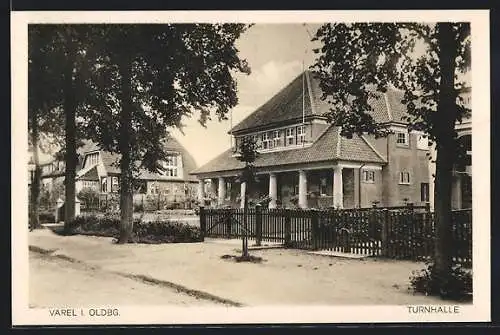 AK Varel / Oldenburg, Strassenpartie mit Turnhalle