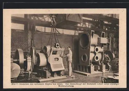 AK Hannover-Linden, Hanomag, Fabrikarbeiter bei der Herstellung eines Lokomotiv-Dampfzylinders, Eisenbahn