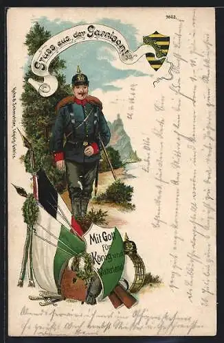 AK Gruss von der Garnison, Soldat mit Rüstzeug, Flaggen, Waffen und Pickelhaube