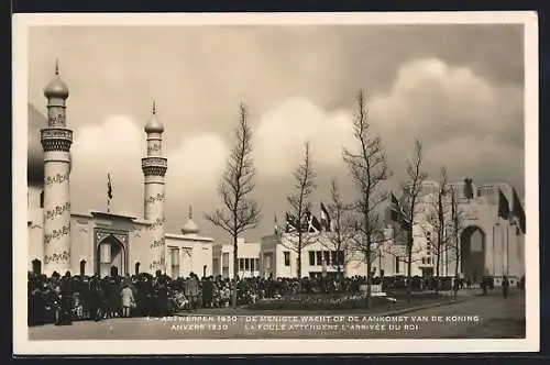 AK Anvers, Exposition Internationale 1930, La Foule Attendent l`Arrivée du Roi