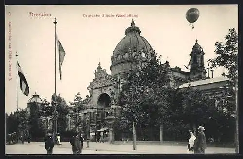 AK Dresden, Deutsche Städte-Ausstellung, Heissluftballon über dem Ausstellungsgebäude