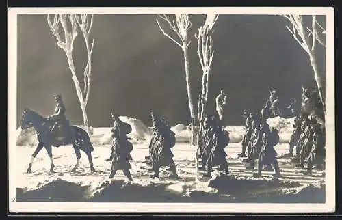 AK Wien, Zinnsoldaten-Ausstellung 1915, Typen von österr. Zinnsoldaten beim Marsch durch den Schnee
