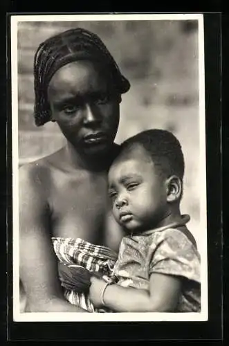Fotografie Afrika, Afrikanische Mutter mit Baby im Arm