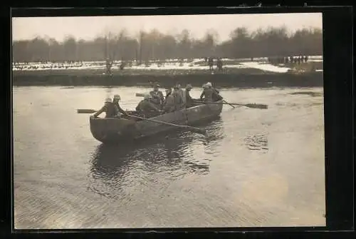 Fotografie 1.WK, Sturmpioniere mit Landungsboot wollen Brückenkopf auf feindlichem Flussufer erobern