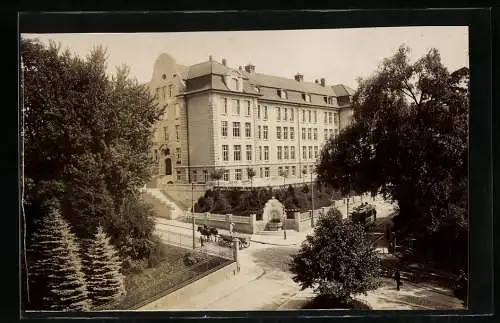 Fotografie unbekannter Fotograf, Ansicht Zürich, Strassenbahn vor der Neuen Kantonsschule