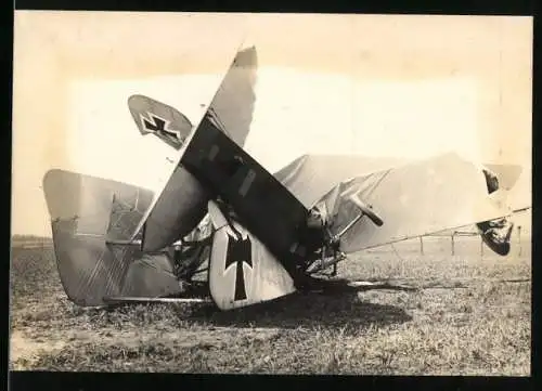 Fotografie 1.WK, Flugzeug der Deutschen Luftstreitkräfte nach Absturz