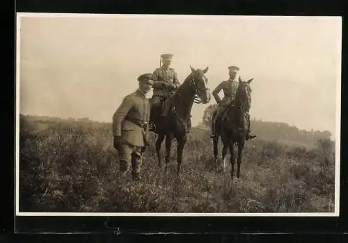 Fotografie General des kaiserlichen Heeres zu Pferd beobachtet Schlachtgeschen 1918