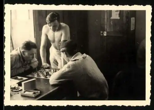 Fotografie Soldaten spielen eine Partie Schach / Chess, halb nackter Kamerad schaut zu