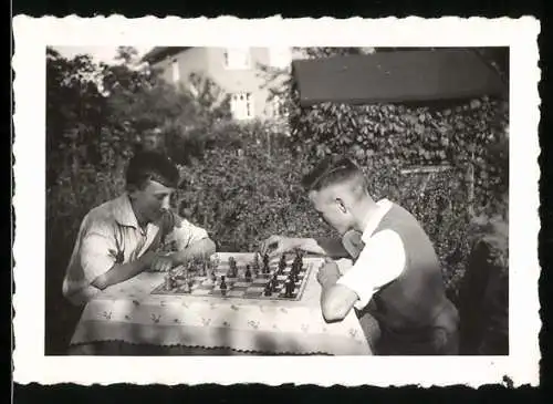 Fotografie Schach / Chess, Burschen vor Schachbrett sitzend