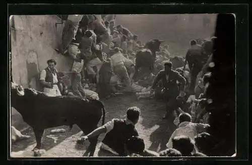 Fotografie Zubieta & Retegul, Ansicht Pamplona, Menschen werden bei der Stierhatz niedergetrampelt, Post mortem