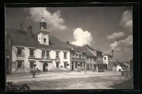 Fotografie unbekannter Fotograf, Ansicht Pocatky, Rathaus mit Sowjet-Wappen neben Drogerie