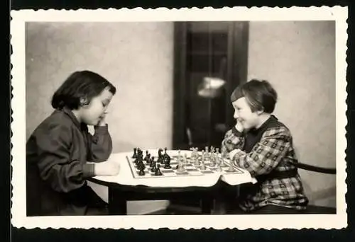 Fotografie Schach / Chess, niedliche Mädchen spielen eine Partie Schach