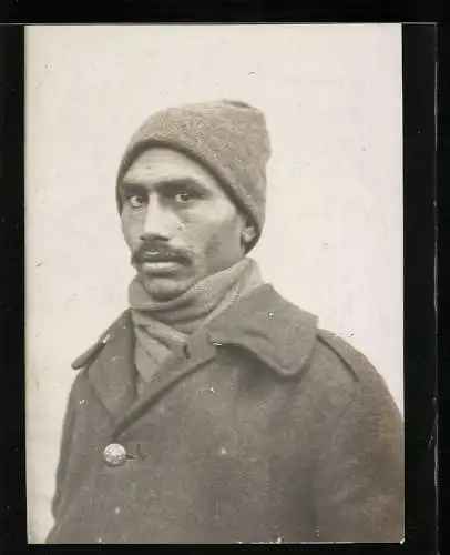 Fotografie 1.WK, POW Kriegsgefangener der französischen Kolonialtruppen mit Wintermütze