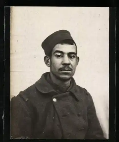 Fotografie 1.WK, POW Kriegsgefangener der französischen Kolonialtruppen in Uniform