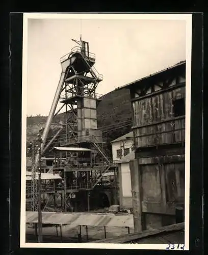 Fotografie unbekannter Fotograf, Ansicht Gavorrano, Bergbau, Bergwerk / Schachtanlage mit Förderturm