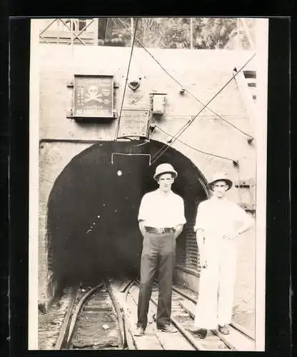 Fotografie unbekannter Fotograf, Ansicht Burma, Bawdwin Mine, Bergbau / Mineneingang mit Warnschild Totenkopf