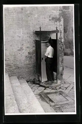 Fotografie unbekannter Fotograf, Ansicht Siena, Mann überrascht beim pinkeln in einem öffentlichen Pissoir