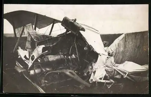 Fotografie 1.WK, Flugzeug - Wrack LVG CII 9926 des Fliegers Uffz. Reck bei Wörth / Warthelager 1918 abgestürzt