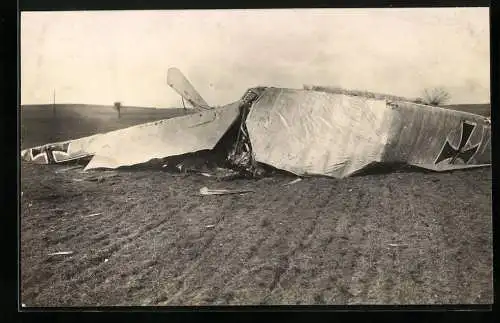 Fotografie 1.WK, Flugzeug Albatros B 189 /17, Wrack des Fliegers Leutnant Zentes nach Absturz 1918