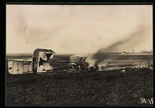 Fotografie 1.WK, brennende Flugzeug-Trümmer am Rande eines Flugplatzes