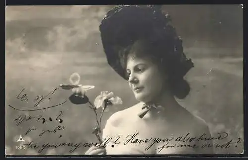 Foto-AK Photochemie Berlin Nr. 809-3: Dame mit Hut riecht an Blumen