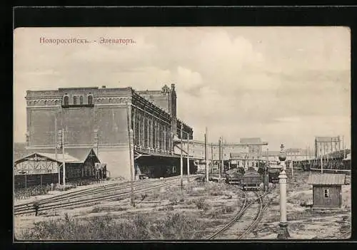 AK Noworossijsk, Aufzug in einer Fabrikanlage mit Güterbahnhof