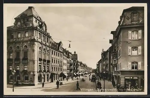 AK Villingen i. Schwarzwald, Niedere Strasse mit Passanten