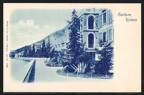 AK Gardone Riviera, Uferpromenade mit Anlagen und Häusern