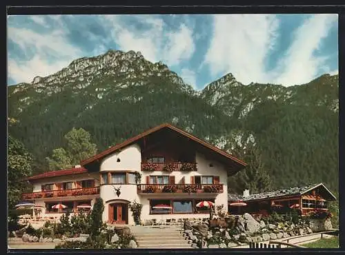 AK Garmisch, Gasthaus Almhütte mit Gebirgspanorama