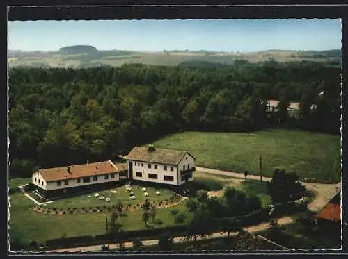 AK Mittelkalbach /Rhön, Das Gasthaus Zum Grashof aus der Vogelschau, Inh. H. und E. Brähler