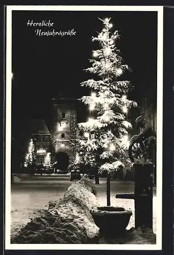 AK Villingen /Schwarzwald, Weihnachtsbaum am Riettor in der Nacht, Neujahrskarte