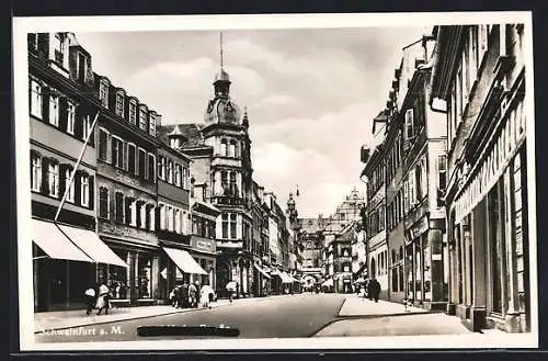 AK Schweinfurt a. M., Strassenpartie mit Blick zum Tor
