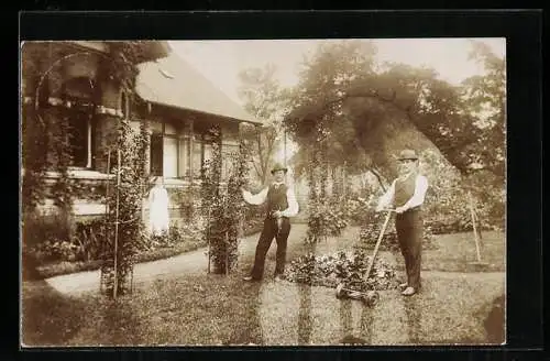 AK Gärtner mit Rasenmäher im Park vor einem Anwesen