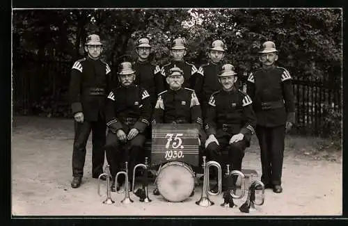 Foto-AK Feuerwehrmänner mit Trompeten und Trommel, 1930