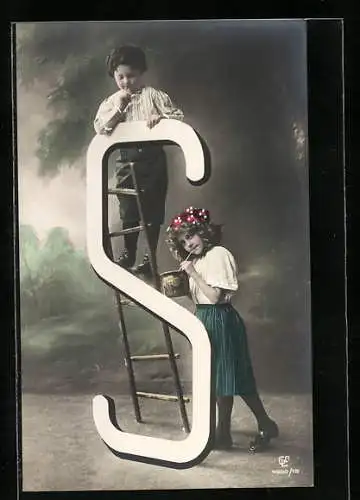 AK Buchstabe S, Kinderpaar beim Streichen des Buchstaben