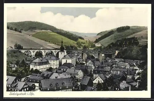 AK Ludwigsstadt /Ofr., Teilansicht mit Viadukt und Bergpanorama