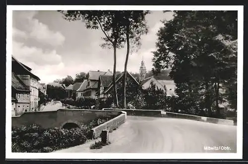 AK Mitwitz /Ofr., Strassenpartie mit Brücke und Kirchturm