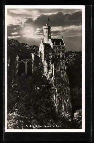 AK Schloss Lichtenstein, Gesamtansicht mit Sonne und Wolken