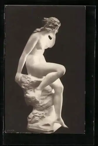 AK Weiblicher Akt, auf einem Stein sitzend