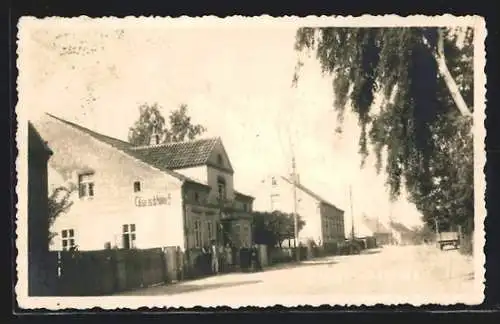 AK Stöffin, Dorfstrasse mit Gasthof und kleiner Versammlung