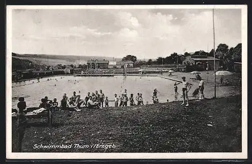 AK Thum /Erzgeb., Schwimmbad des Allgemeinen Turnvereins, mit Badegästen und Blick in die Ferne