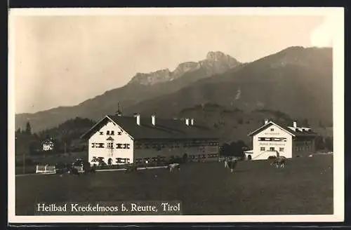 AK Reutte /Tirol, Heilbad Kreckelmoos mit Strasse vor Bergpanorama