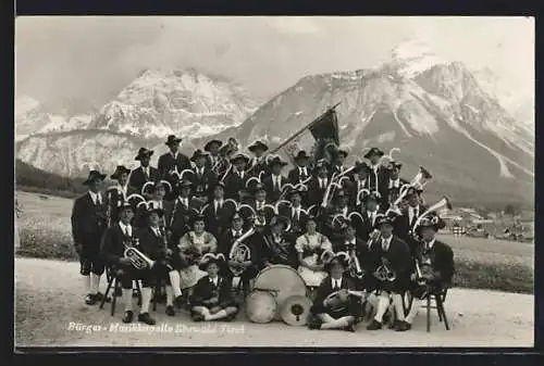 AK Tirol, Trachtenkapelle Bürger-Musikkapelle Ehrwald mit Instrumenten u. Fahne